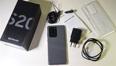  Khá là thú vị, sau Xiaomi đến lượt Samsung ‘đá xoáy’ Apple về việc cắt giảm củ sạc và tai nghe EarPods trên iPhone 12 