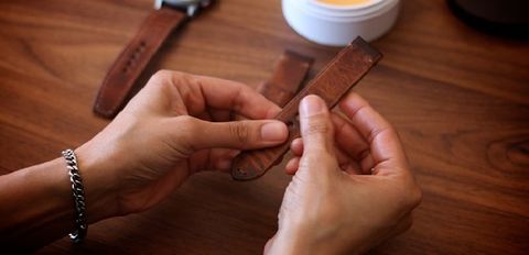 Cách vệ sinh, khử mùi dây da đồng hồ đúng cách, nhanh chóng nhất tại nhà