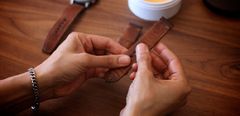  Cách vệ sinh, khử mùi dây da đồng hồ đúng cách, nhanh chóng nhất tại nhà 