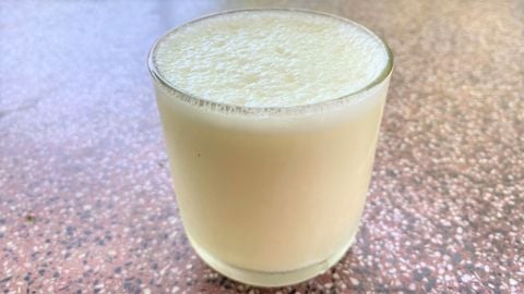 Cách làm sinh tố dứa (thơm) sữa chua ngon tuyệt, thanh mát cho ngày nóng