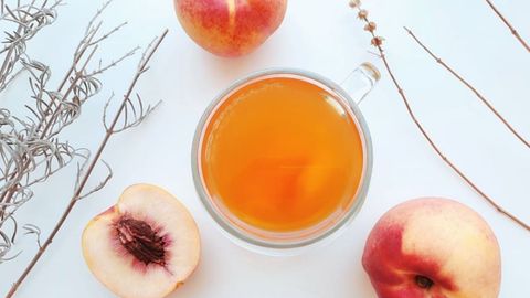 Cách pha trà đào nóng thơm lừng, ngọt thanh cho ngày lạnh