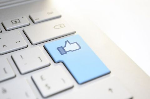 Người Trẻ Quay Lưng Với Nút Like
