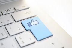  Người Trẻ Quay Lưng Với Nút Like 