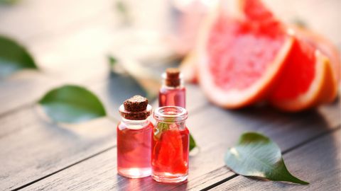 Tinh dầu bưởi là gì? Tác dụng của tinh dầu bưởi, cách dùng và giá bán