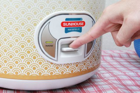 Nồi cơm nắp gài Sunhouse SH 830