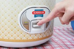  Nồi cơm nắp gài Sunhouse SH 830 