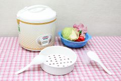  Nồi cơm nắp gài Sunhouse SH 830 