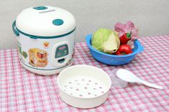 Nồi cơm nắp gài Sunhouse SHD 8218 