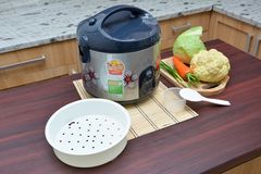  Nồi cơm nắp gài Sharp KS-NR191STV 