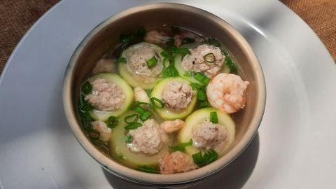 Cách nấu canh bí ngòi nhồi tôm thịt ngọt mát, đầy dinh dưỡng cho gia đình