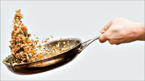 Xóc chảo là gì? Hướng dẫn cách xóc chảo đơn giản như đầu bếp chuyên nghiệp