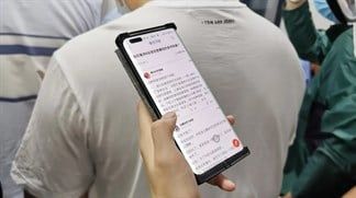 Huawei Nova 8 Pro lộ ảnh thực tế trên tay người dùng với màn hình cong 3D, camera selfie kép, giá bán dự kiến hơn 13 triệu đồng