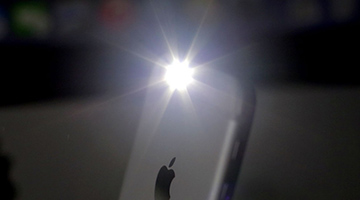 Thao tác tắt nhanh đèn pin trên màn hình khóa iPhone