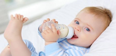 Sữa mẹ để ngoài được bao lâu thì an toàn cho bé sử dụng không bị hỏng