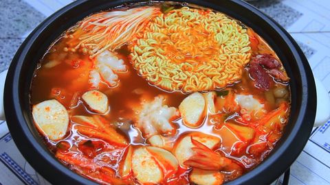 Cách nấu lẩu kim chi hải sản Hàn Quốc chua cay đậm đà hương vị ngon hết ý