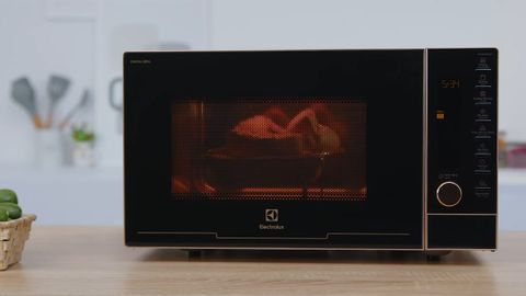 Review lò vi sóng có nướng Electrolux 25 lít dùng rã đông, nướng thực phẩm