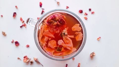 Cách pha trà hoa hồng mật ong ngọt thơm, ấm bụng cho ngày đông