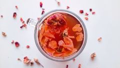  Cách pha trà hoa hồng mật ong ngọt thơm, ấm bụng cho ngày đông 
