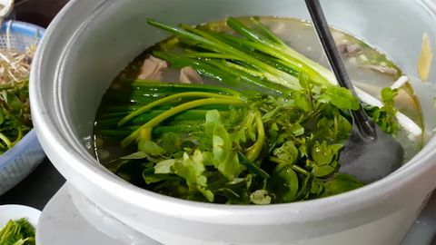 Cách làm gà nấu cháo cối nóng hổi, thơm ngon hấp dẫn cho ngày mưa