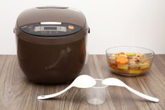  Nồi cơm điện tử Comfee CR-FD1820B 1.8L Nâu café 