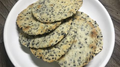 2 Cách làm bánh đa vừng đen (mè đen) giòn ngon đơn giản ngay tại nhà