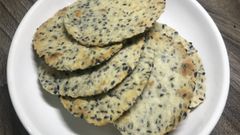  2 Cách làm bánh đa vừng đen (mè đen) giòn ngon đơn giản ngay tại nhà 
