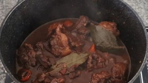Cách làm đuôi bò hầm rượu vang ngon đúng chuẩn nhà hàng