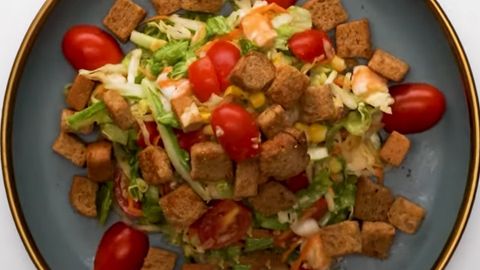2 cách làm salad bánh mì hấp dẫn đơn giản ai cũng làm được