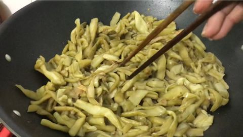 Cách làm dưa môn xào tỏi thơm ngon đơn giản ai cũng làm được