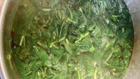 Cách nấu canh rau lang với tỏi cực kì đơn giản mà hấp dẫn cho bữa cơm