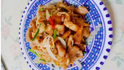 Cách làm thịt lợn xào nấm kim châm ngon miệng hấp dẫn cho bữa cơm