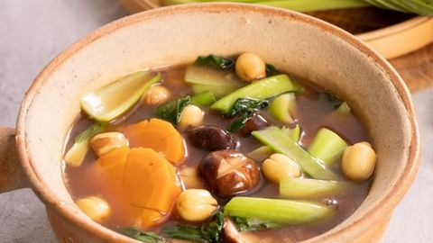 2 cách làm súp hạt sen chay thơm ngon thanh đạm cho mâm cơm ngày Rằm