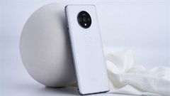  OnePlus 7T khoác thêm lên mình bộ áo mới màu trắng đặc biệt, mặt lưng nhám với khả năng chống bám bẩn 