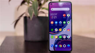 OnePlus 9 lộ diện thiết kế tổng thể thông qua ốp lưng trong suốt: Màn hình phẳng dạng đục lỗ, cụm 3 camera sau nổi bật