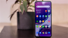  OnePlus 9 lộ diện thiết kế tổng thể thông qua ốp lưng trong suốt: Màn hình phẳng dạng đục lỗ, cụm 3 camera sau nổi bật 