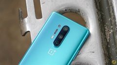  OnePlus 9 lần đầu lộ ảnh render với màn hình thiết kế 'nốt ruồi', viền benzel cân đối cùng cụm 3 camera ở mặt sau 