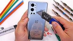  Đem OnePlus 9 Pro lên bàn thử nghiệm độ bền, thật ấn tượng khi dùng lực mạnh bẻ cong mà không hề hấn gì 