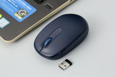  Chuột không dây Microsoft 1850 Tím 