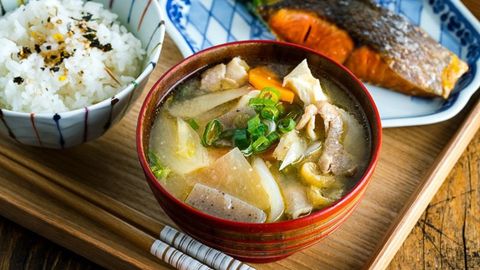 Cách nấu canh Tonjiru hấp dẫn với công thức chuẩn Nhật ngon ngất ngây