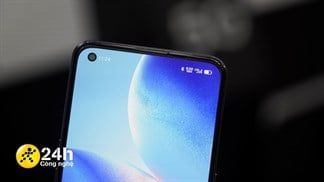 OPPO Reno6 5G lộ ảnh ngoài đời thực, màn hình đục lỗ, khung viền làm bằng kim loại phẳng với bốn góc bo cong giống iPhone 12