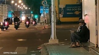 Vào một ngày tan ca muộn, lang thang trên con xe tôi ngắm Sài Gòn về đêm qua lăng kính OPPO Reno5
