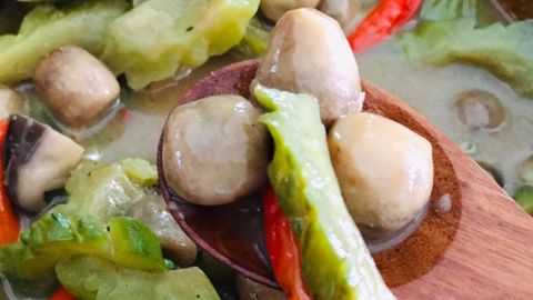 Cách làm nấm rơm kho khổ qua chay thơm ngon, lạ miệng cho gia đình