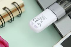  USB 3.0 16GB Lexar Jumpdrive V100 Trắng xám 