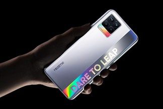 Yên tâm sử dụng không lo rơi vỡ màn hình, sắm ngay Realme 8 và Realme 8 Pro nhận liền gói bảo hiểm cực kì giá trị