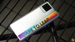  Trên tay Realme 8: Thiết kế đẹp mắt, đầy màu sắc với dải cầu vồng ở mặt lưng và cụm camera sau độc đáo 