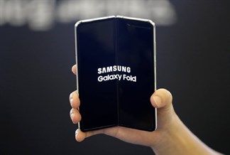 Tổng hợp rò rỉ Samsung Galaxy Z Fold 2 sẽ ra mắt tối nay: Tên gọn mới, nâng cấp cấu hình và giá không đổi