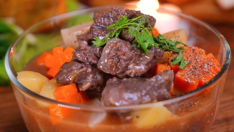 Cách nấu bò sốt vang khoai tây cà rốt đơn giản tại nhà