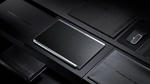 Acer hợp tác với hãng xe Porsche để tạo nên siêu phẩm Acer Book RS với họa tiết vân carbon và thiết kế góc cạnh