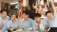  Thánh soi công nghệ: Galaxy A51 xuất hiện trong MV mới của Đức Phúc, cùng chiếc tai nghe và đồng hồ nào mà quen vậy nhỉ? 