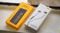  Trên tay bộ quà khi mua Realme 7i: Sạc dự phòng Realme 10.000 mAh và tai nghe Realme Buds 2 